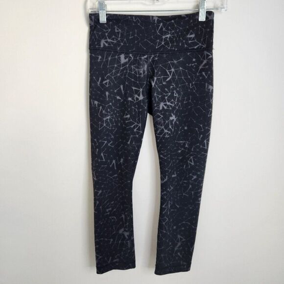 Lululemon Wunder Under Crop Hi-Rise in the Crackled Ice Black/White print size 4 - Picture 4 of 11